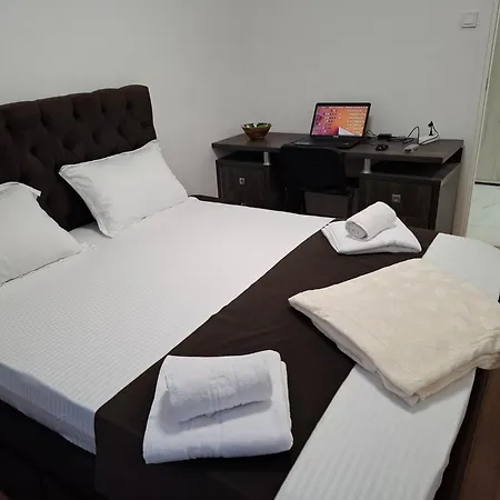 Apartment, 3 Rooms,nearby Piata Victoriei And Gara De Nord, Main Railwaystation * Bükreş