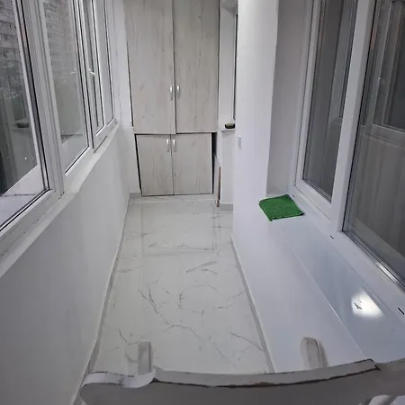 Apartment, 3 Rooms,nearby Piata Victoriei And Gara De Nord, Main Railwaystation Bukareszt