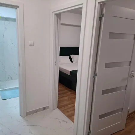 Apartment, 3 Rooms,nearby Piata Victoriei And Gara De Nord, Main Railwaystation * Bukarest