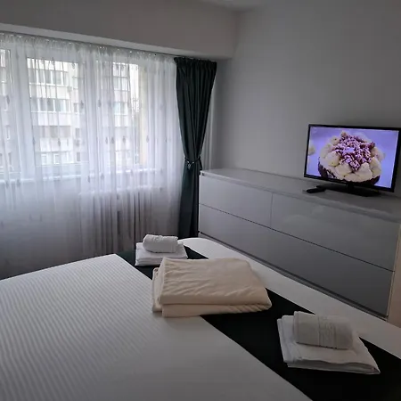 Apartment, 3 Rooms,nearby Piata Victoriei And Gara De Nord, Main Railwaystation * Bukareszt