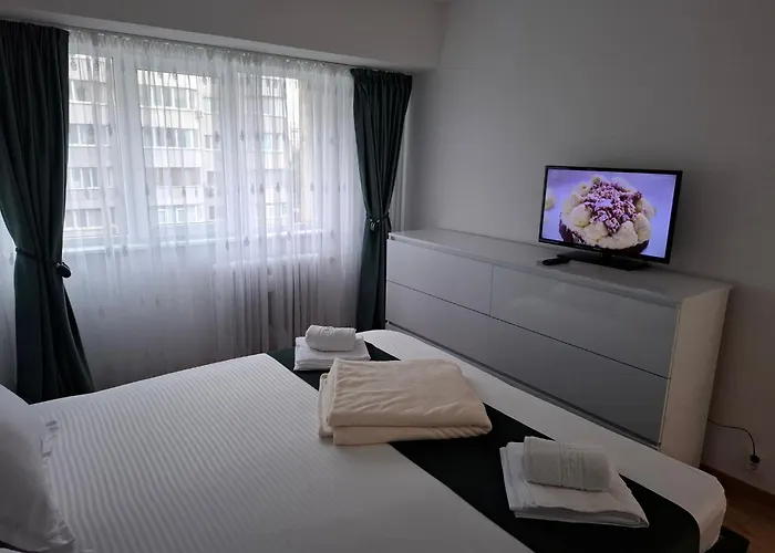 Apartment, 3 Rooms,nearby Piata Victoriei And Gara De Nord, Main Railwaystation * Bukurešť
